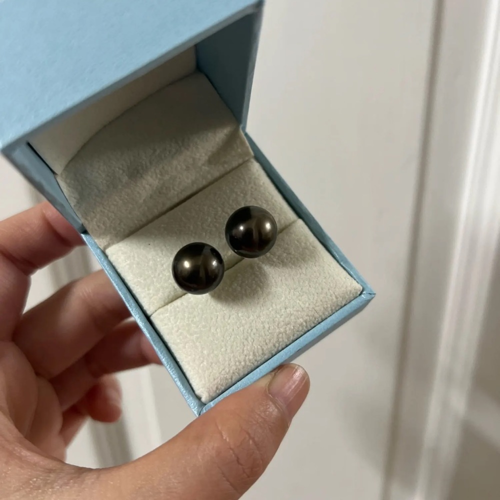 Black  Tahitian pearl in round shiny earrings - Picture 3 of 11